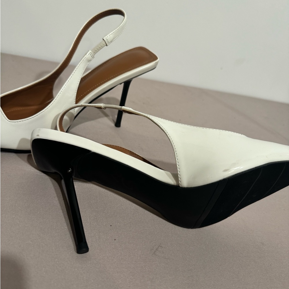 White shoes size 9 - Picture 2 of 16